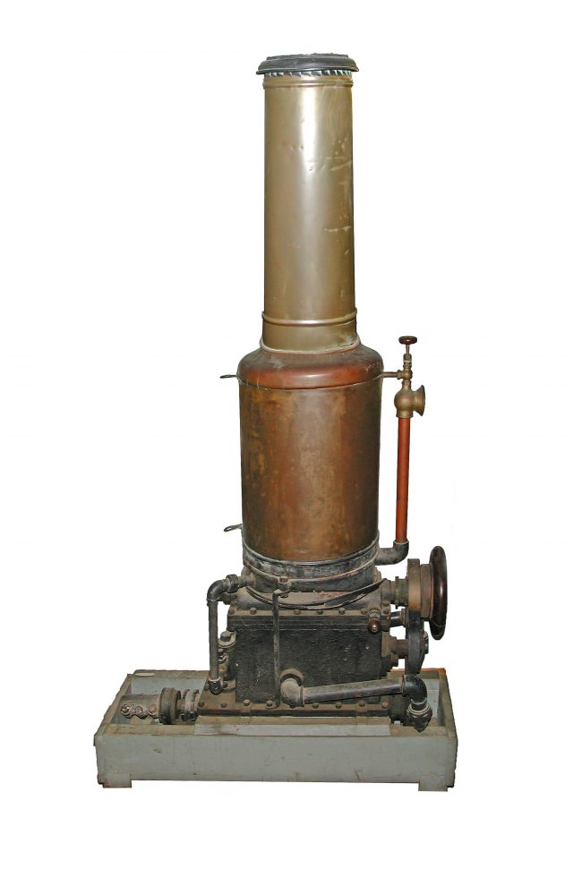 antique marine engine that is displayed at mystic seaport museum