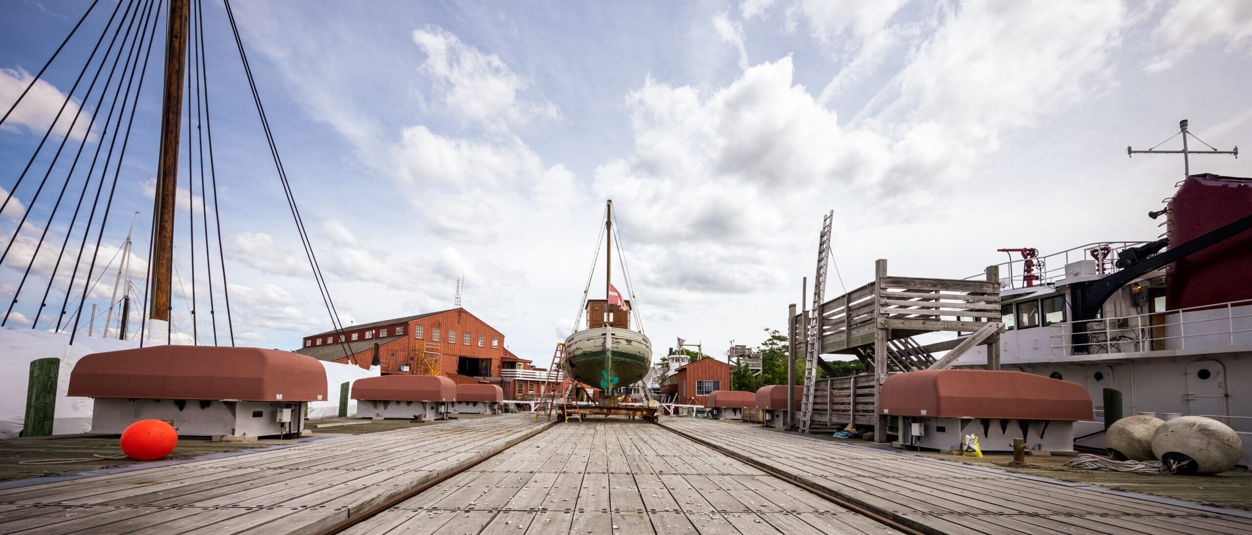 Outside wooden boat shiplift